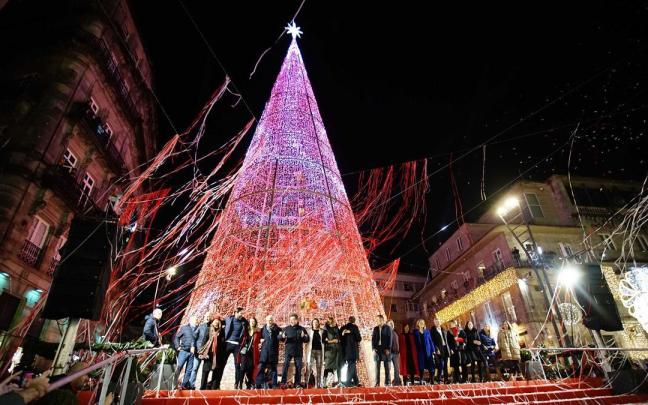 El equipo de Gobierno de Vigo junto al árbol de Navidad durante el encendido de las luces de Navidad 2022. El equipo de Gobierno de Vigo junto al árbol de Navidad durante el encendido de las luces de Navidad 2022.