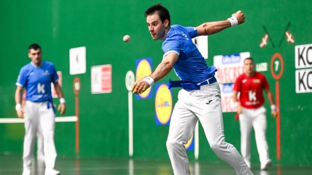 Darío ejecuta un saque.