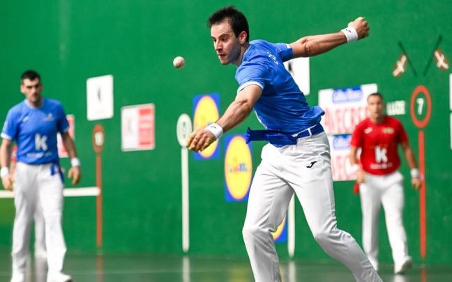 Darío ejecuta un saque.