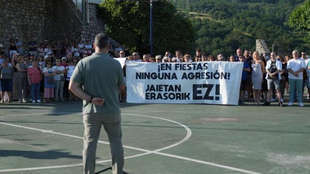 Más de 400 personas han secundado Etxebarri la concentración de rechazo a las agresiones