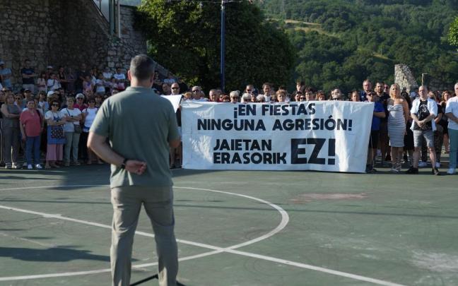 Más de 400 personas han secundado Etxebarri la concentración de rechazo a las agresiones