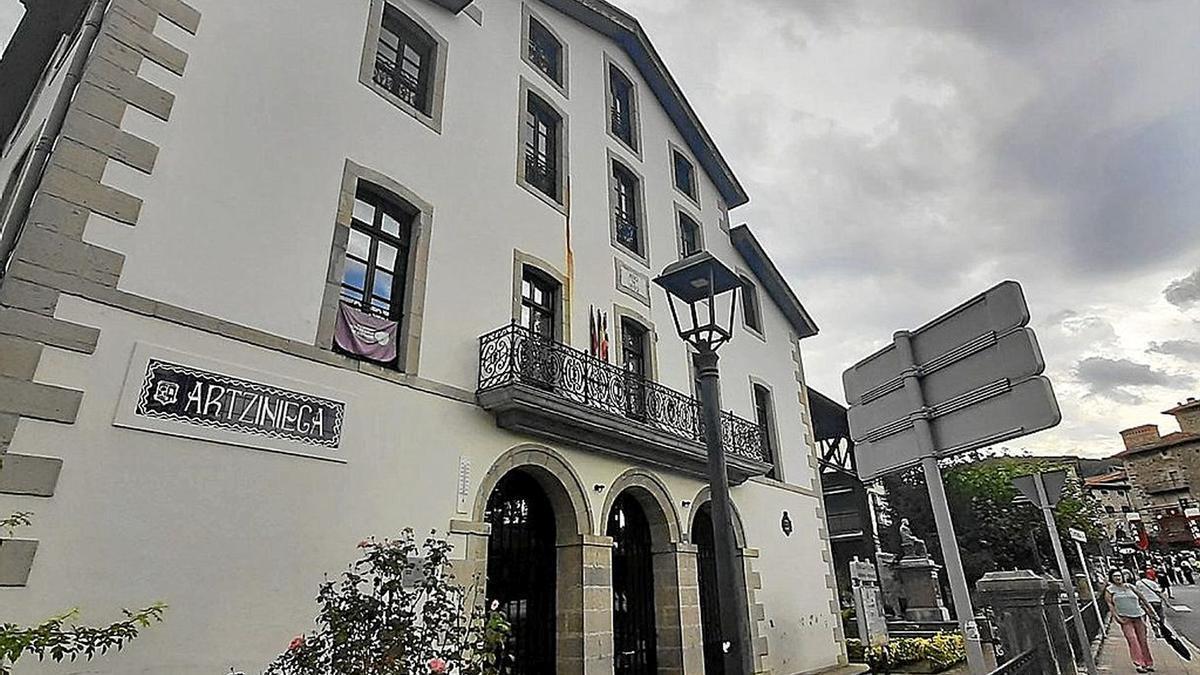 Fachada principal del Ayuntamiento de Artziniega.