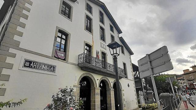 Fachada principal del Ayuntamiento de Artziniega.