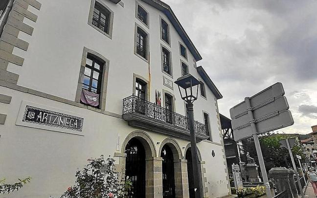 Fachada principal del Ayuntamiento de Artziniega.