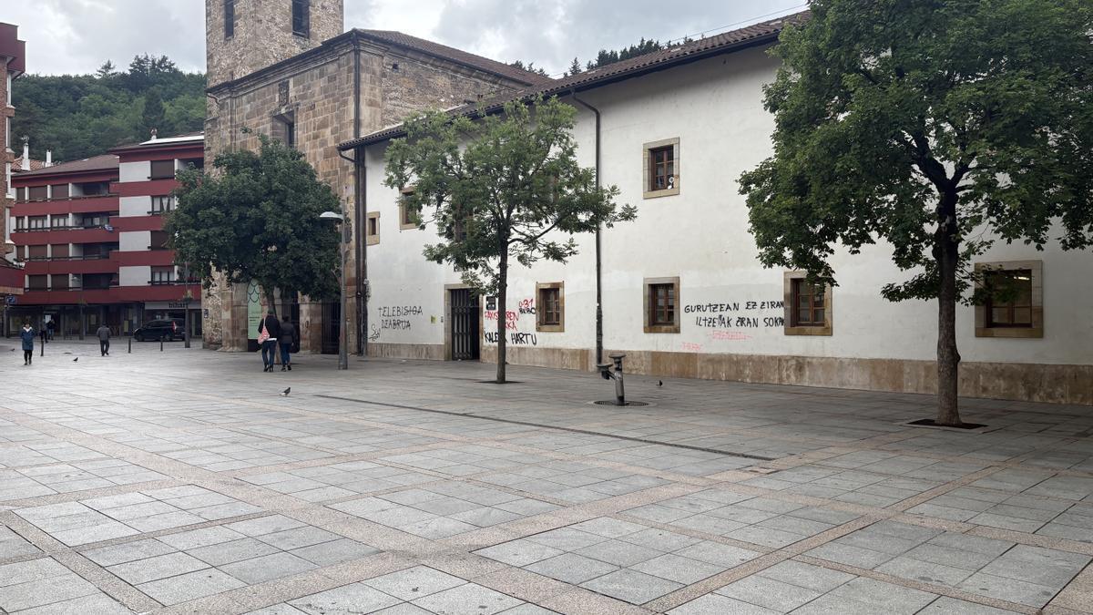 La fachada de Kulturate, a menudo cubierta de pintadas.