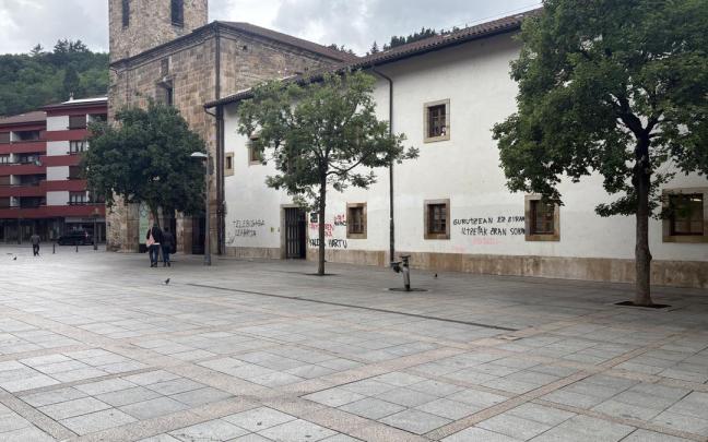 La fachada de Kulturate, a menudo cubierta de pintadas.
