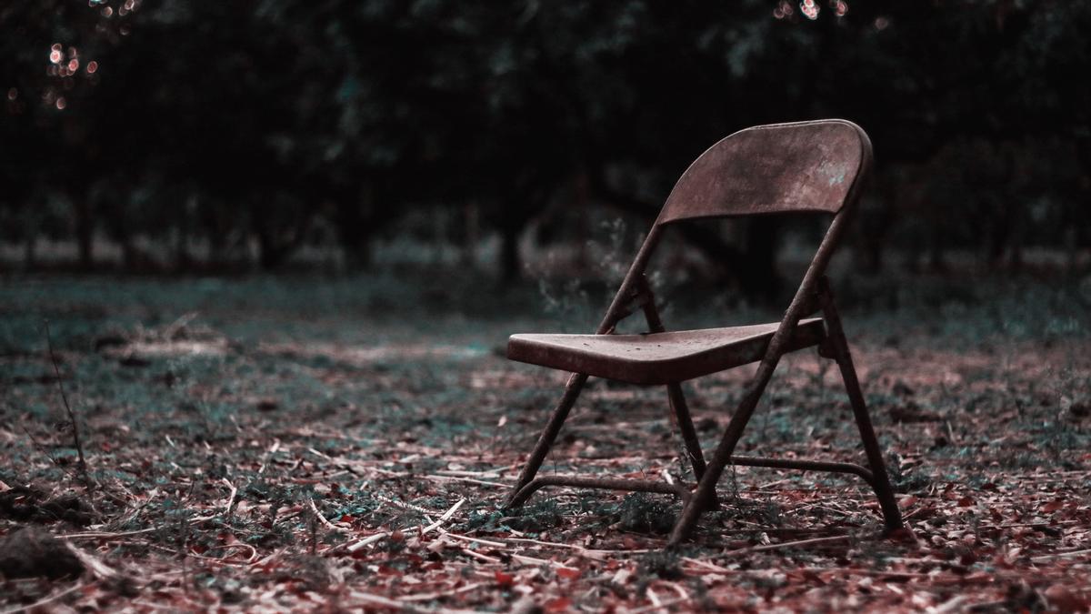 Cuando el dolor no encuentra consuelo, a veces basta con sentarse la lado de quien sufre, escuchar sin buscar respuestas y, sencillamente, quedarse un poco más.