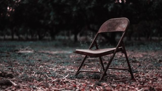 Cuando el dolor no encuentra consuelo, a veces basta con sentarse la lado de quien sufre, escuchar sin buscar respuestas y, sencillamente, quedarse un poco más.
