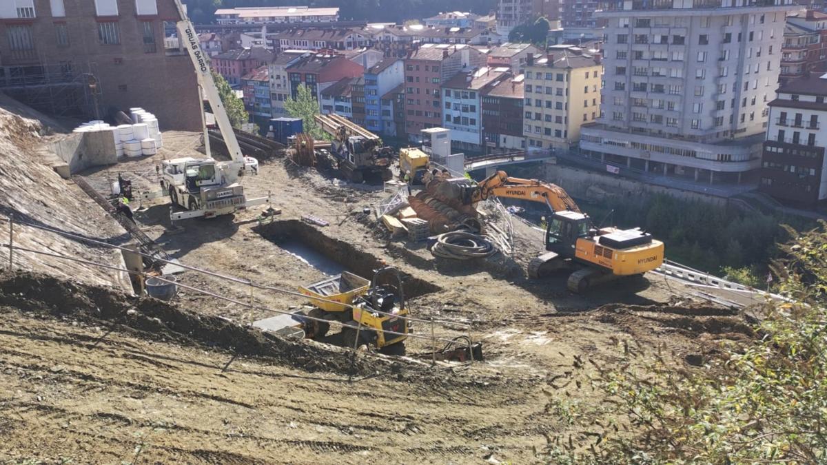 Las labores de estabilización tienen como eje la colocación de grandes pilotes de hormigón en la ladera.