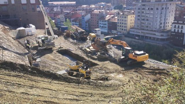Las labores de estabilización tienen como eje la colocación de grandes pilotes de hormigón en la ladera.