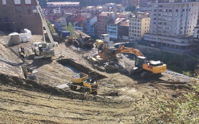 Las labores de estabilización tienen como eje la colocación de grandes pilotes de hormigón en la ladera.