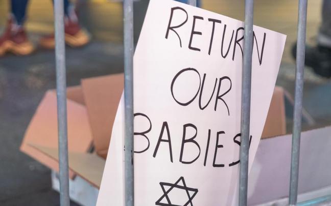 Un cartel reclama la liberación de los menores capturados.