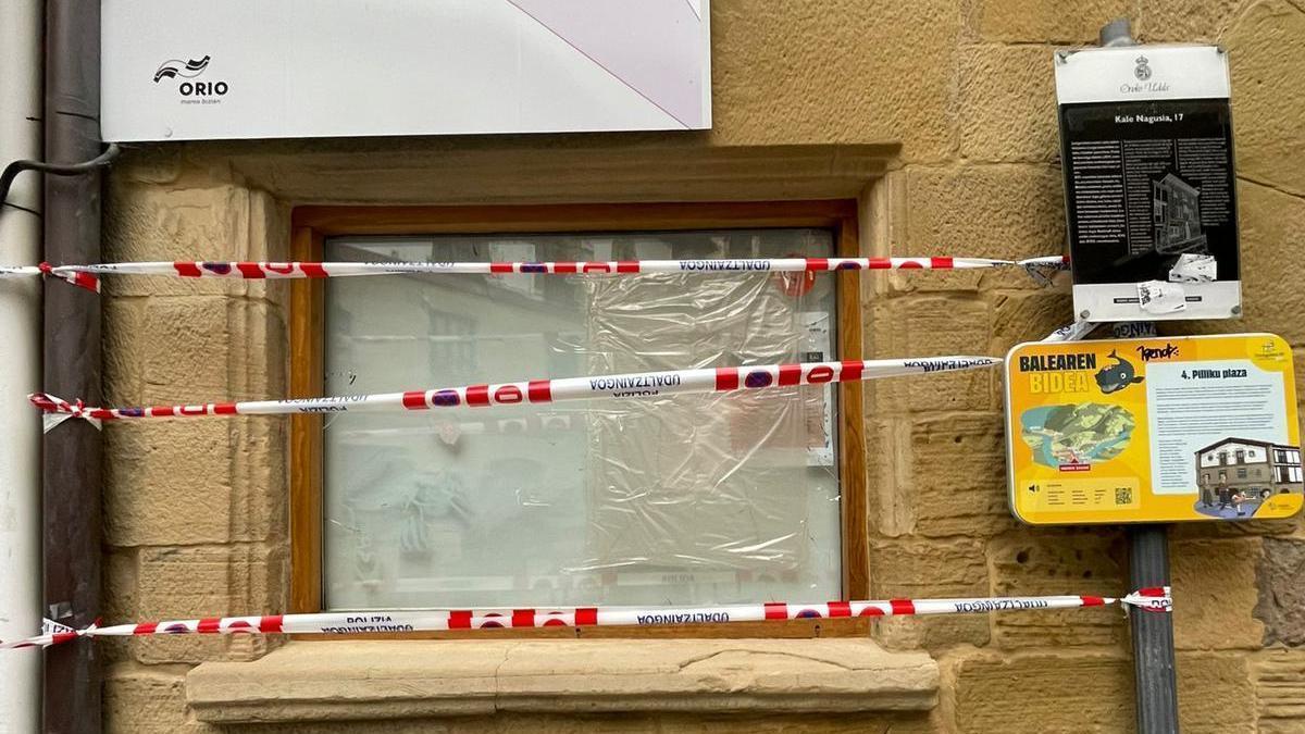Vista de la ventana rota por desconocidos la noche del pasado viernes.