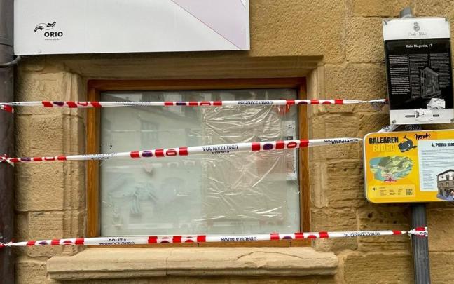 Vista de la ventana rota por desconocidos la noche del pasado viernes.