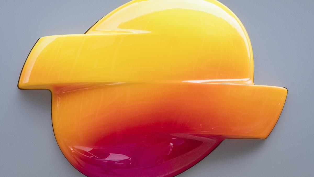 Nuevo logo de Repsol en la fachada de la Oficina multienergía de Bilbao.