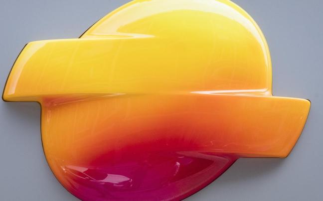 Nuevo logo de Repsol en la fachada de la Oficina multienergía de Bilbao.