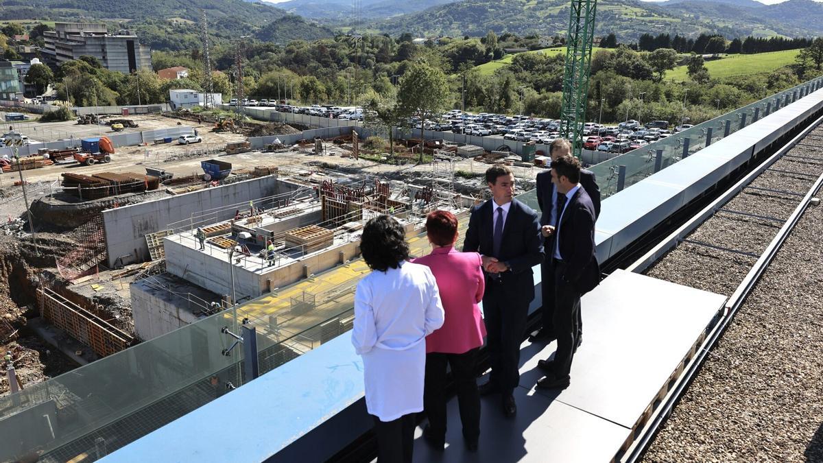 El lehendakari y el consejero de Sanidad visitan las obras del nuevo edificio de protonterapia.