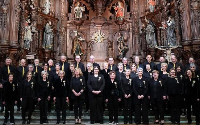 La coral Oñati abesbatza en una foto de familia.