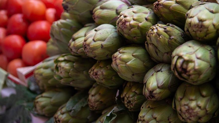 Alcachofas en un mercado.