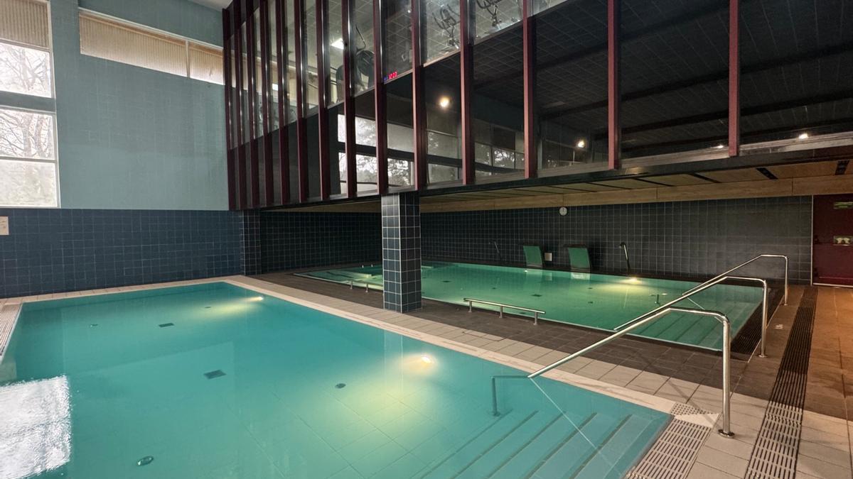 Imagen del recinto de piscinas que ha sido renovado en el polideportivo de Ugao