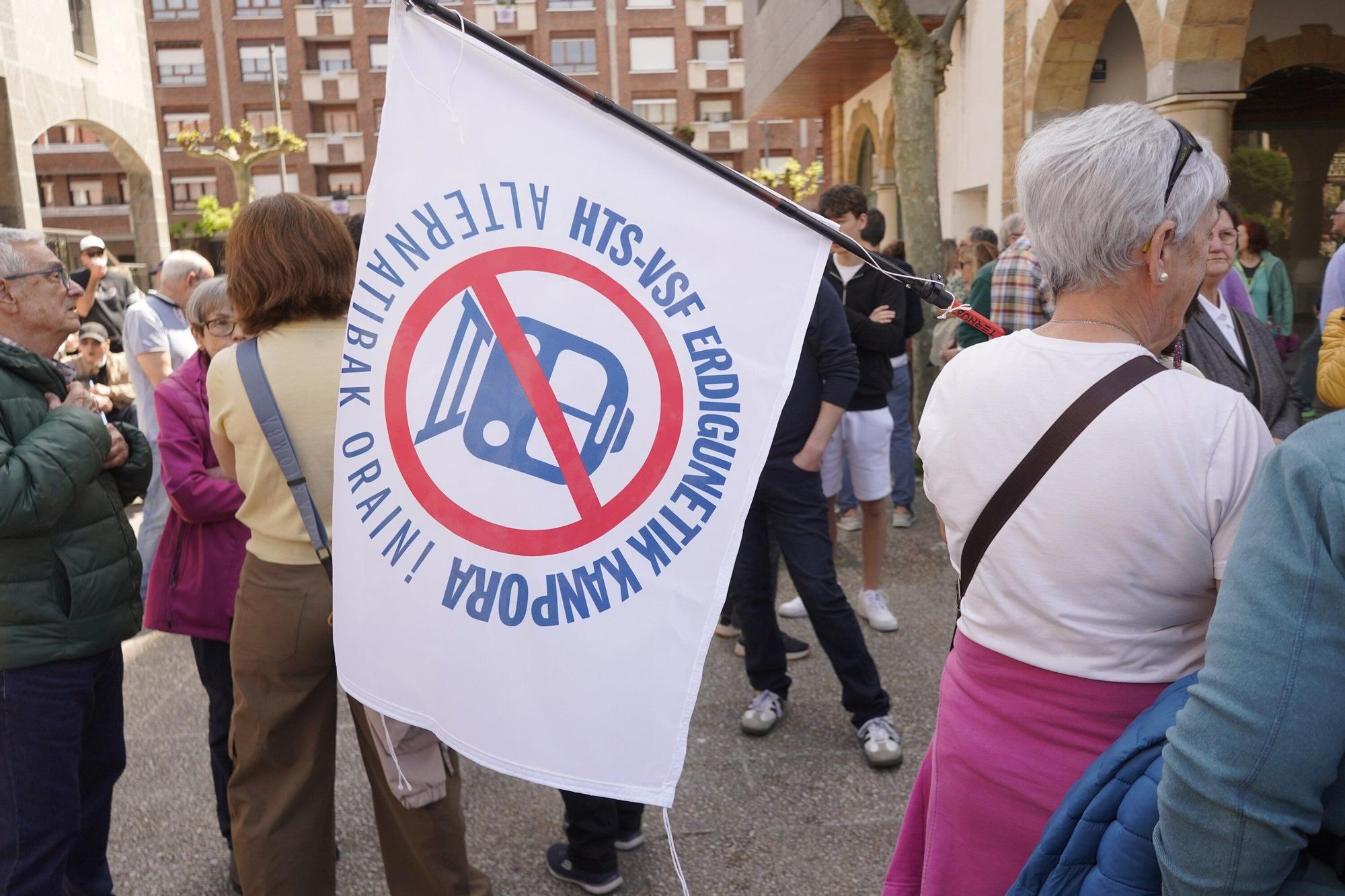 Algunos manifestantes han acudido al acto con las banderas puestas a la venta