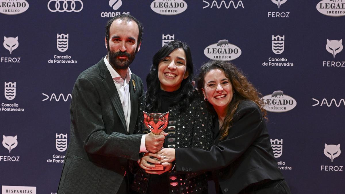 Los guionistas Eduard Sola, Alauda Ruiz de Azúa y Julia de Paz sostienen el Feroz a Mejor Guion de Serie por 'Querer'.