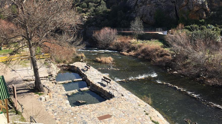 Las pozas termales al lado del río permanencen accesible para tdoos todo los dias del año.