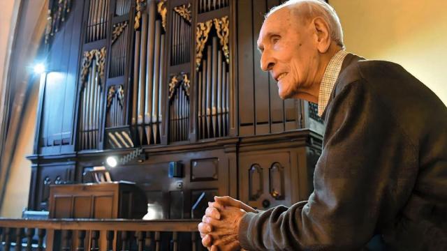 Juan Mari Aizpurua, junto al órgano que le ha acompañado a lo largo de sus 100 años de vida.