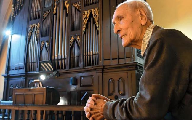 Juan Mari Aizpurua, junto al órgano que le ha acompañado a lo largo de sus 100 años de vida.