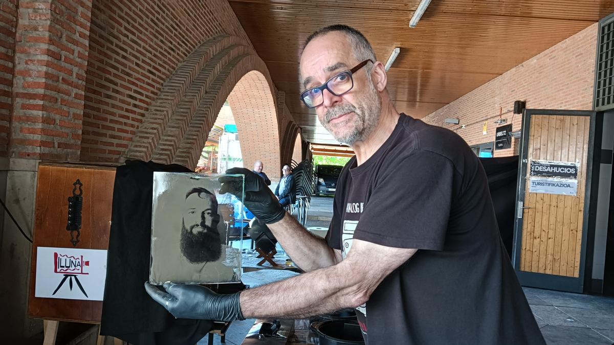 Martín, con una de sus fotografías.