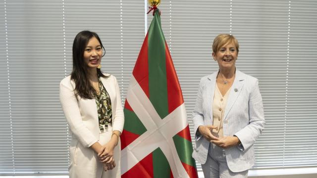 La consejera de Desarrollo Económico, Arantxa Tapia, con la delegada económica en Tokio, Moe Kato