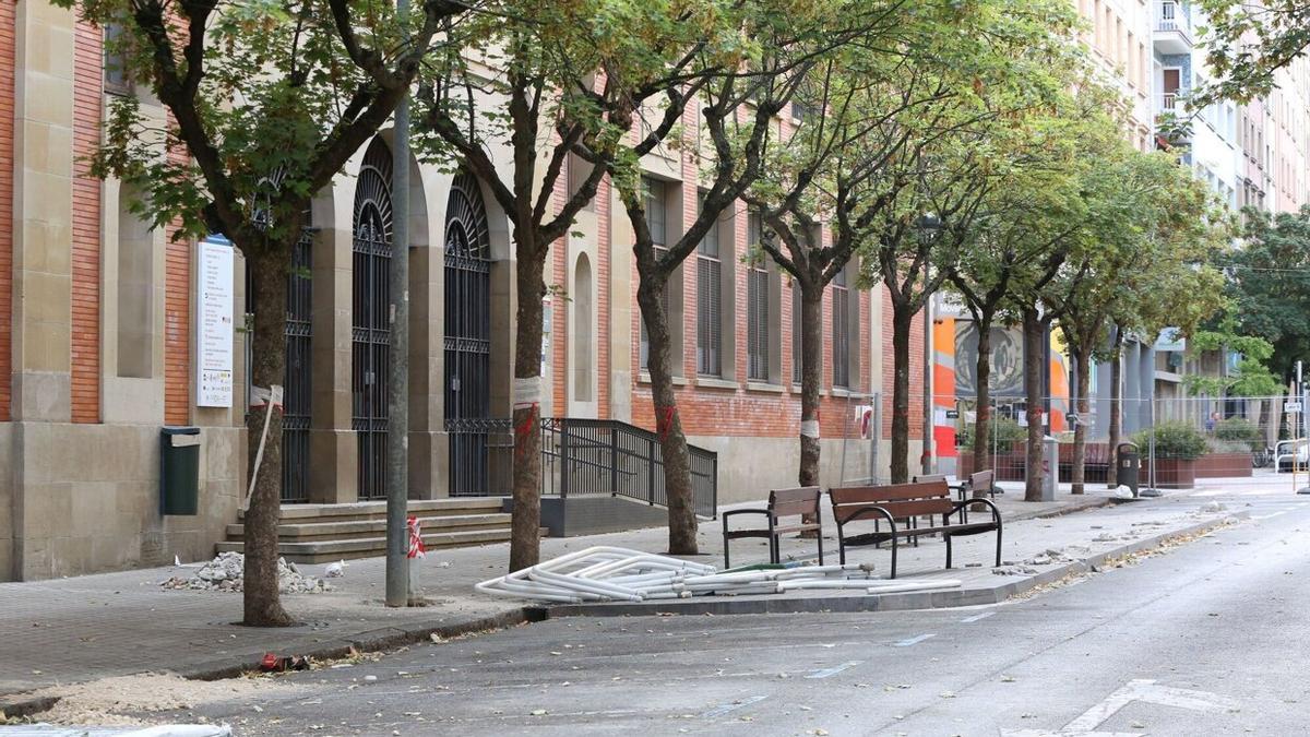 El acceso al instituto Plaza de la Cruz, con la calle Sangüesa cortada por las obras.