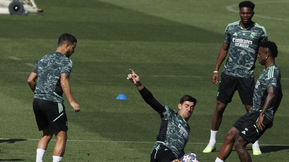 El delantero brasileño del Real Madrid Vinicius jr, y el portero belga Thibaut Courtois, durante el entrenamiento previo al partido de cuartos de final de Champions League contra el Chelsea, este martes en la Ciudad Deportiva de Valdebebas en Madrid