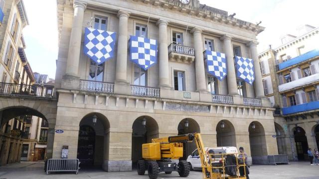 La Plaza de la Constitución se prepara para ser el centro de atención / RUBEN PLAZA