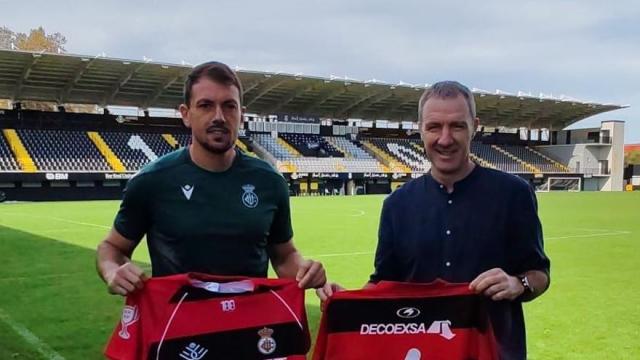 Jon Tena e Iñak Berruet posan con la nueva camiseta del Real Unión Club, y con la que se jugó hace 18 años en el Santiago Bernabéu