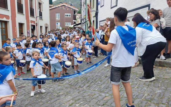 El sonido de los tambores animará las calles de Itziar la tarde del sábado.