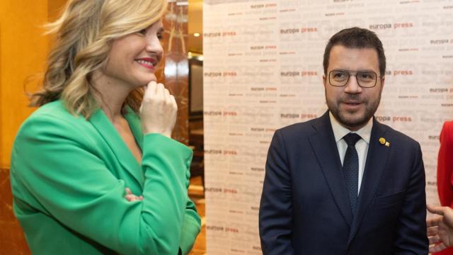 Pere Aragonès, junto a la ministra portavoz Pilar Alegría, en un acto en Madrid