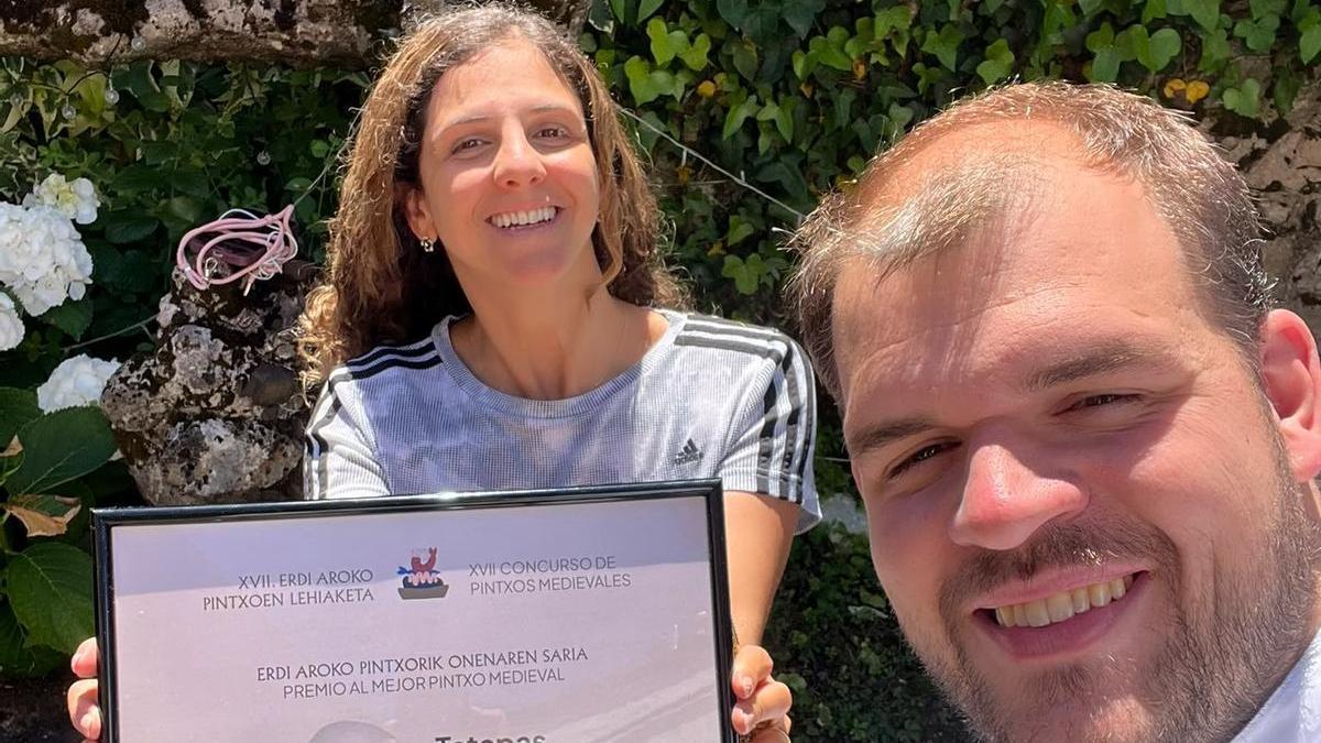 Adur Arrieta y Taliska Rebuit tras vencer la edición local del Concurso de Pintxos Medievales