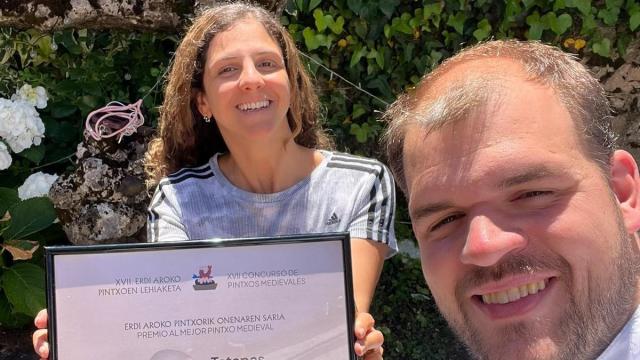 Adur Arrieta y Taliska Rebuit tras vencer la edición local del Concurso de Pintxos Medievales