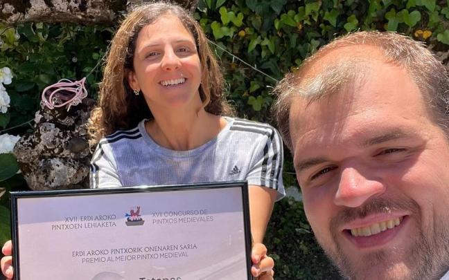 Adur Arrieta y Taliska Rebuit tras vencer la edición local del Concurso de Pintxos Medievales