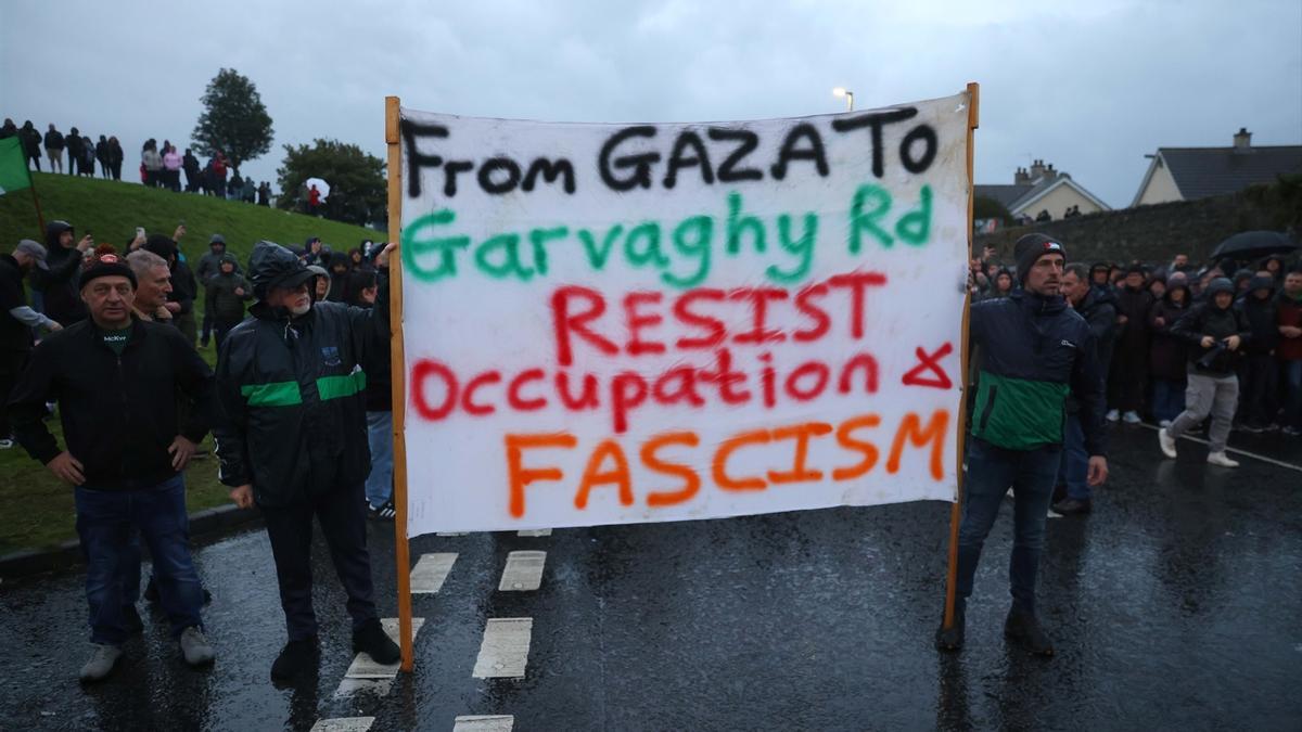 Varias personas cortan la marcha de la unionista Orden de Orange por la calle Garvaghy, Irlanda del Norte.