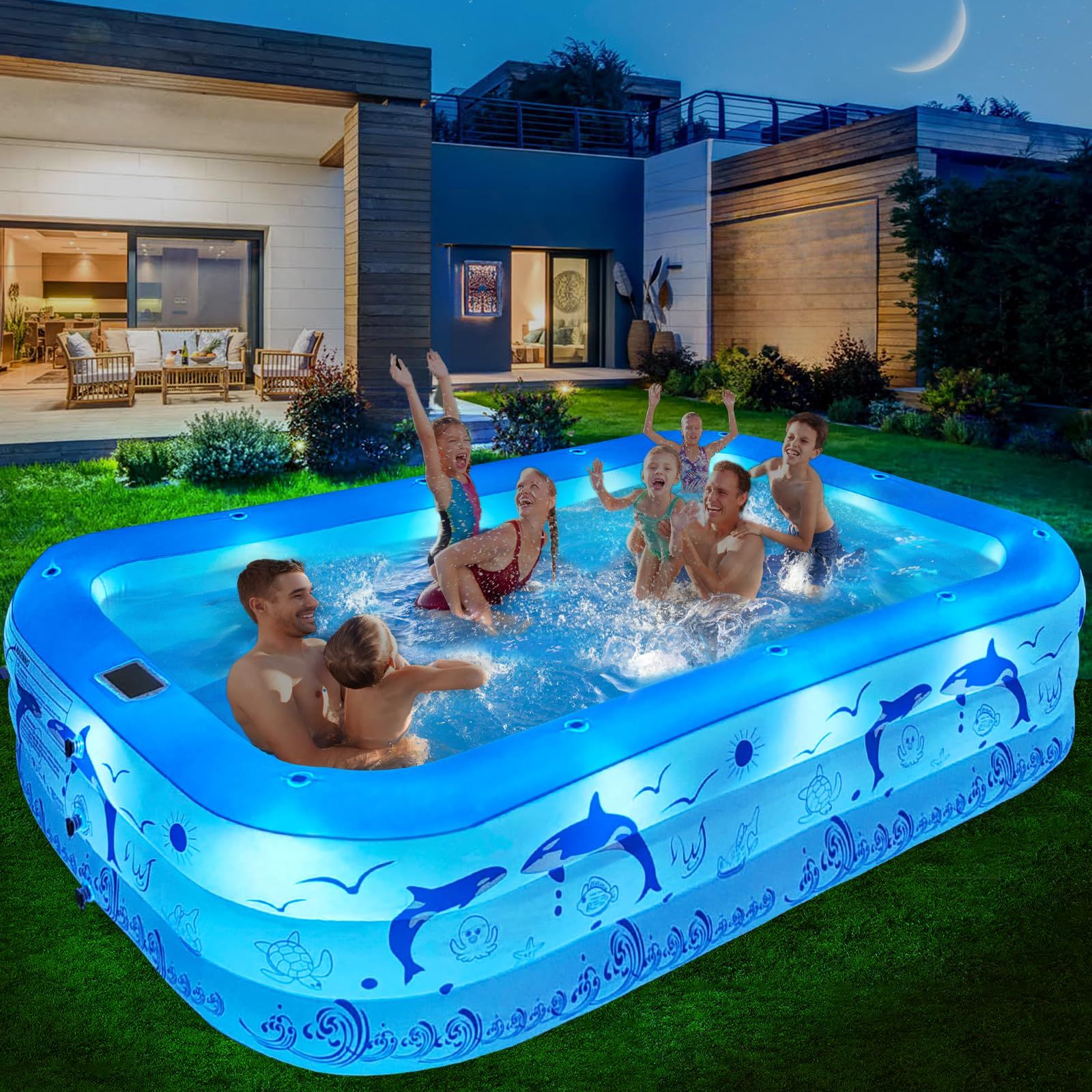 Una piscina con luces LED da un toque especial a un jardín en una noche de verano.
