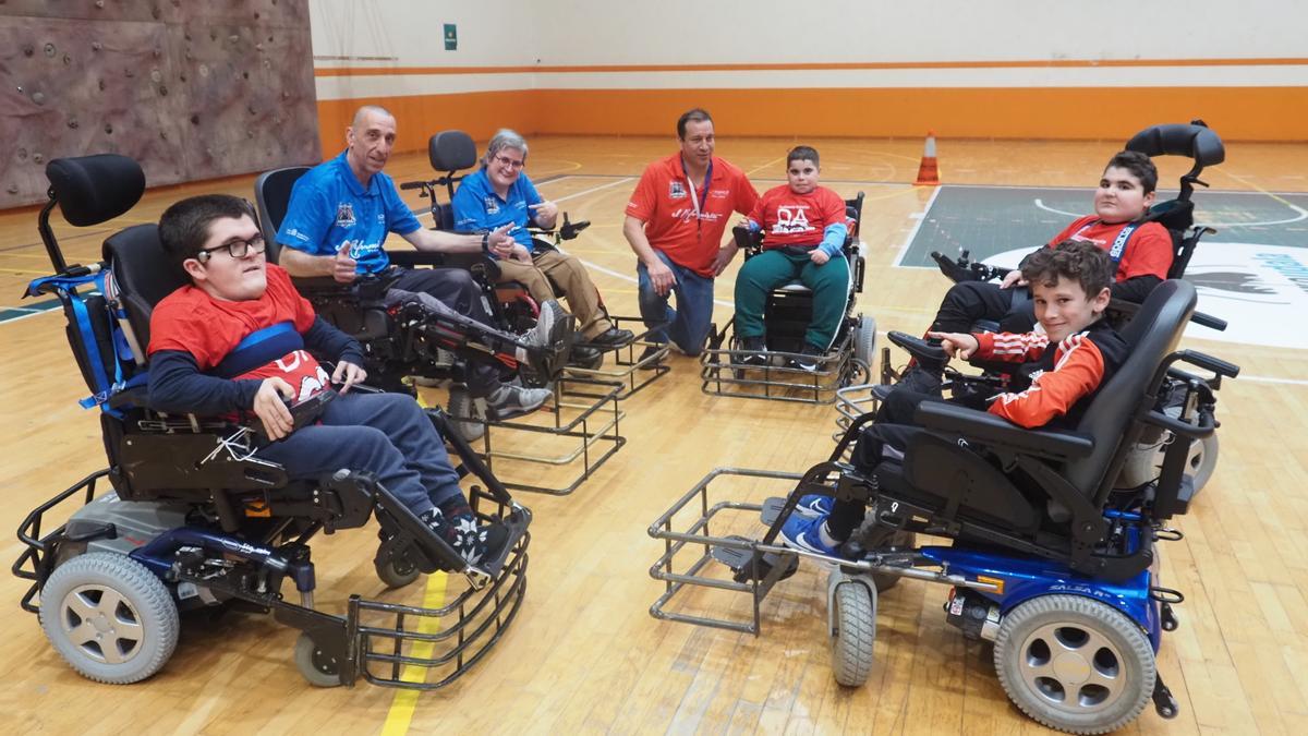 Participantes en el encuentro para conocer y practicar en el Powerchair Football en el polideportivo municipal de Azpeitia