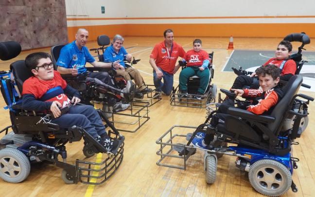 Participantes en el encuentro para conocer y practicar en el Powerchair Football en el polideportivo municipal de Azpeitia / Aitor Participantes en el encuentro para conocer y practicar en el Powerchair Football en el polideportivo municipal de Azpeitia