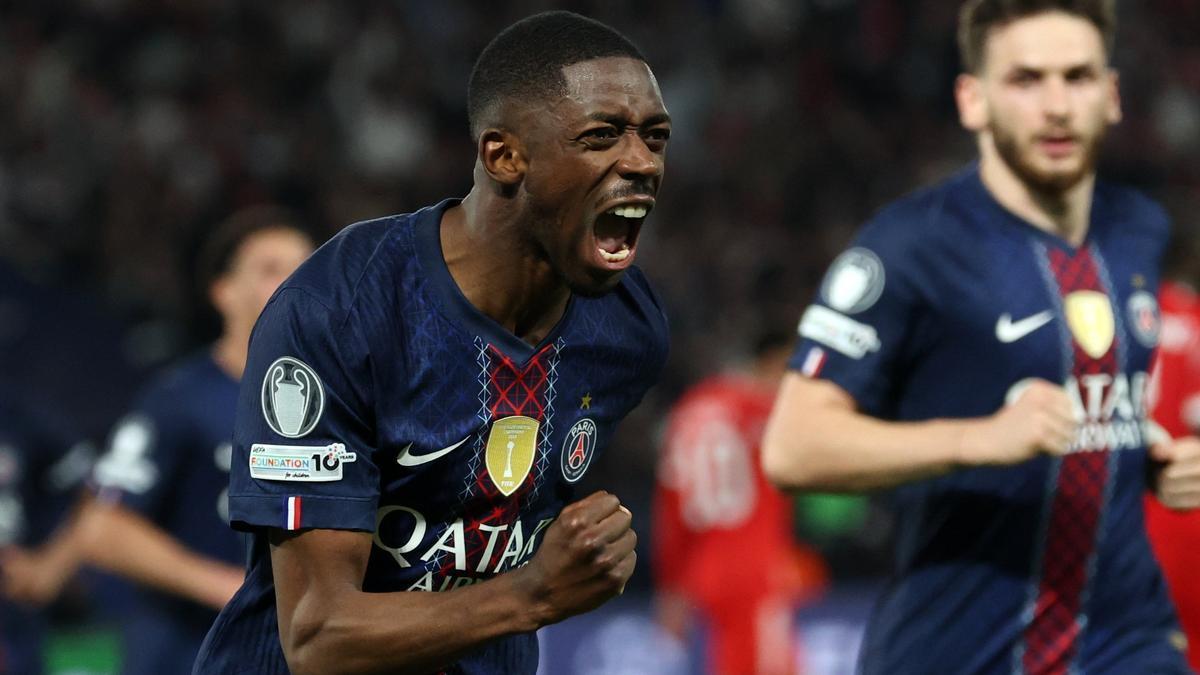 Dembélé celebra ante Kvaratskhelia el gol que dio la victoria al Paris Saint-Germain ante el Bayern Múnich en el Parque de los Príncipes.