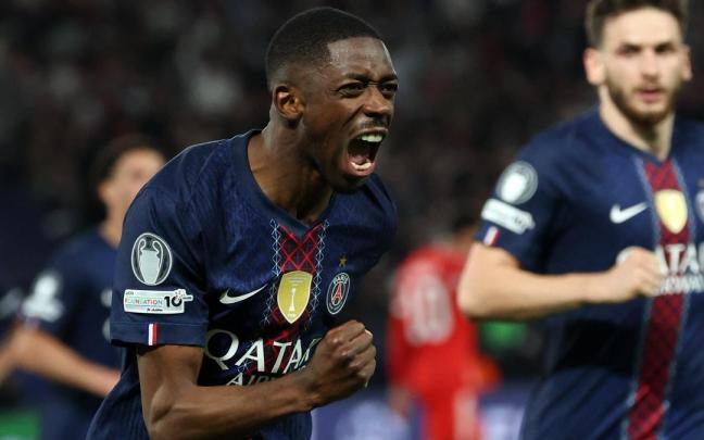Dembélé celebra ante Kvaratskhelia el gol que dio la victoria al Paris Saint-Germain ante el Bayern Múnich en el Parque de los Príncipes.