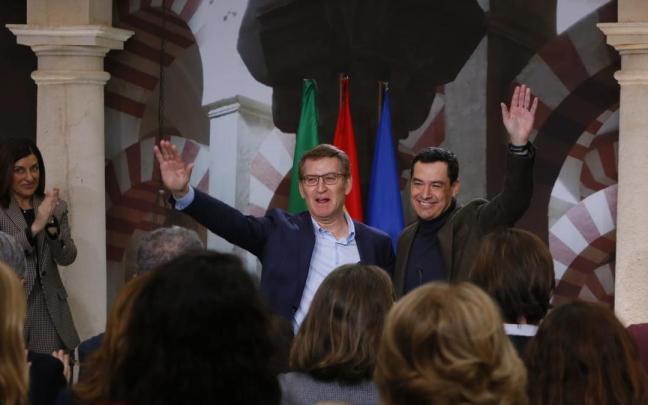 Feijóo y Moreno, saludan juntos a los asistentes a la clausura del acto de presentación de la 'Declaración de Córdoba'. / EP Feijóo y Moreno, saludan juntos a los asistentes a la clausura del acto de presentación de la 'Declaración de Córdoba'.