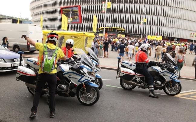 Ertzainas durante el Tour.
