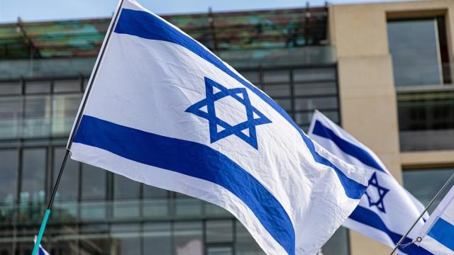Imagen de archivo de banderas de Israel.