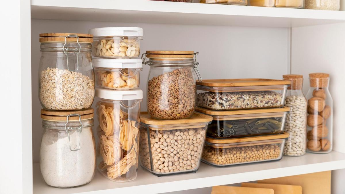 Pasta, legumbres y otros alimentos en una estantería. Pasta, legumbres y otros alimentos en una estantería.